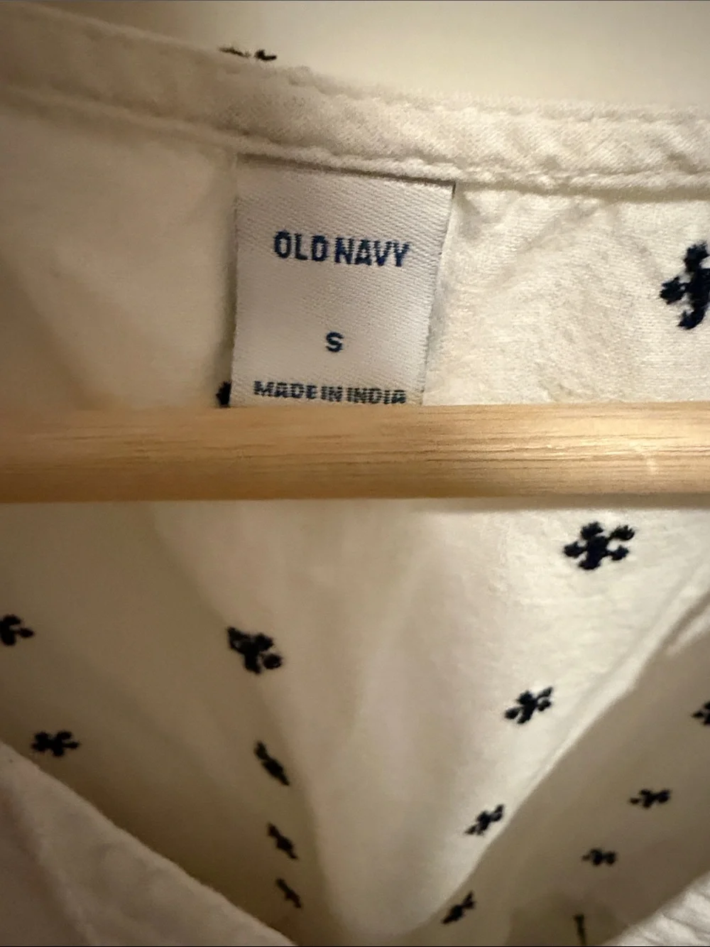 Old Navy Linen Blend White V-Neck Embroidered Flutter Sleeve Blouse